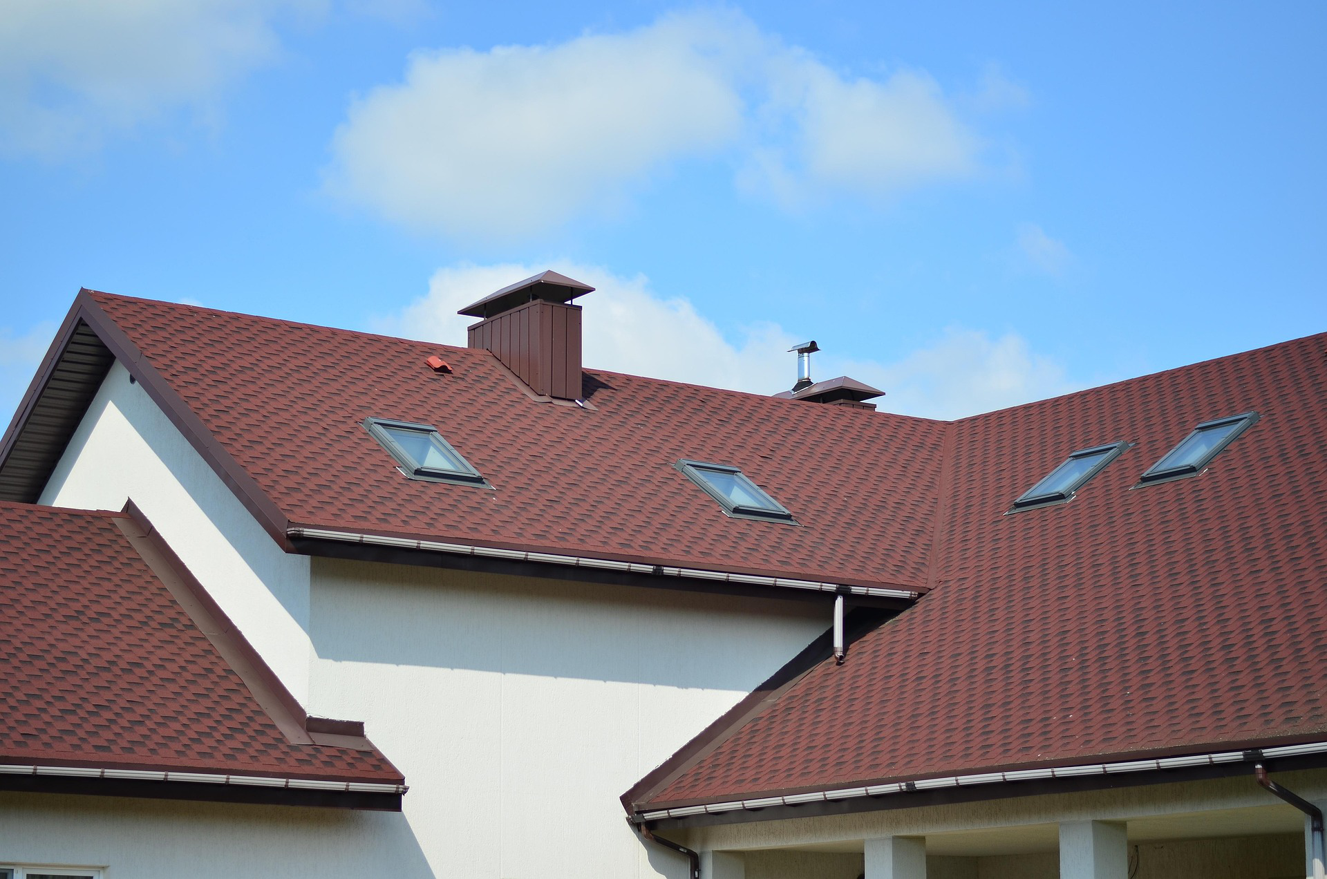 Hausdach mit roten Ziegeln